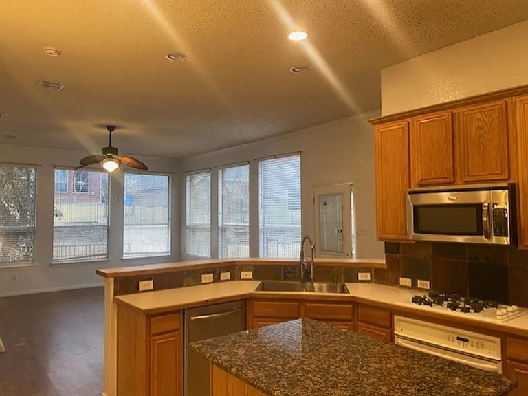 836 Mullrany Dr — Photo 3