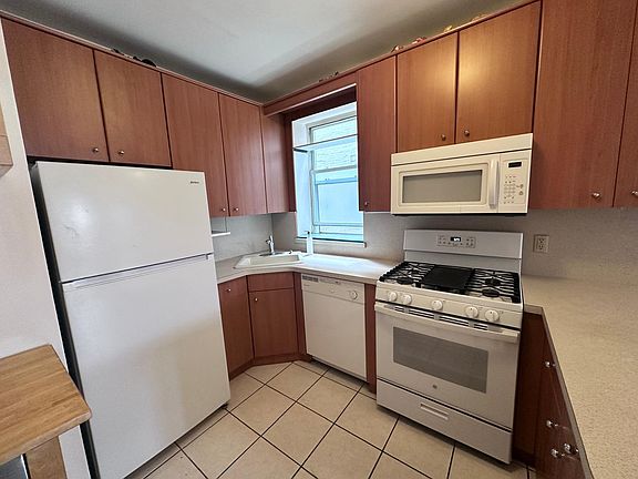 3rd image of 387 Clinton St APT 3R