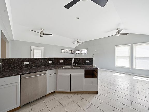 5th image of 233 Redwood Ct