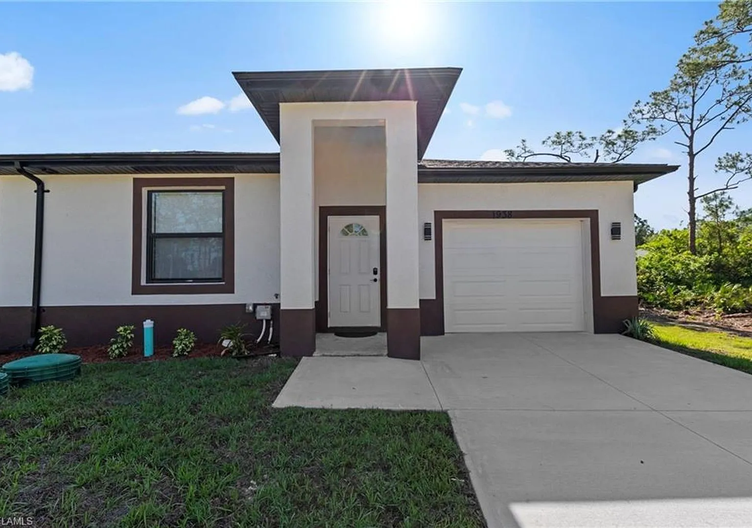 Unfurnished 3+ Den /3 bath / 1 car garage Single Family Home in Lehigh Acres — Photo 1
