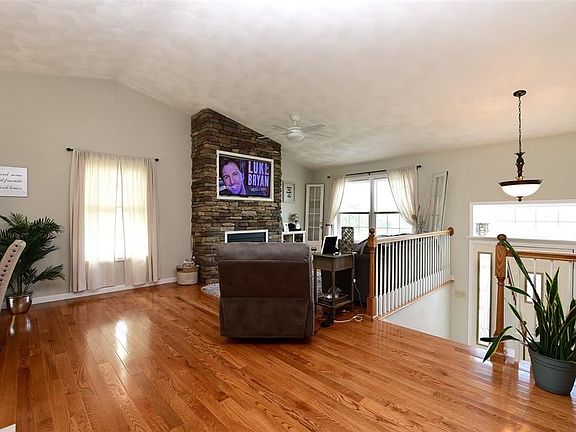 3rd image of 933 Anne Ln