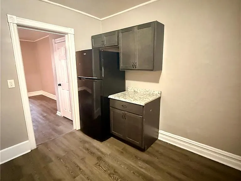 716 E 4th St #3 — Photo 3
