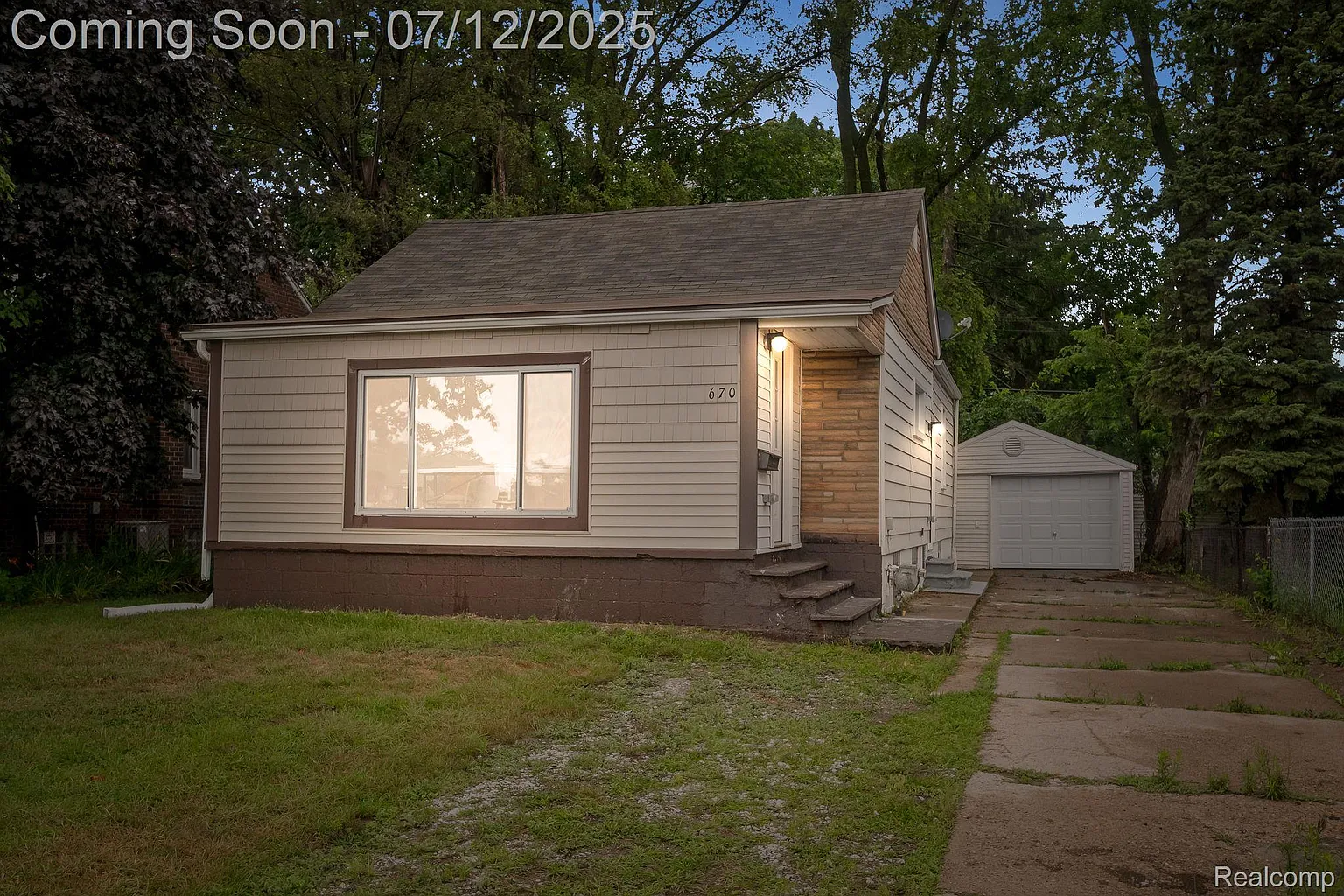 670 Pinecrest Dr photo 1