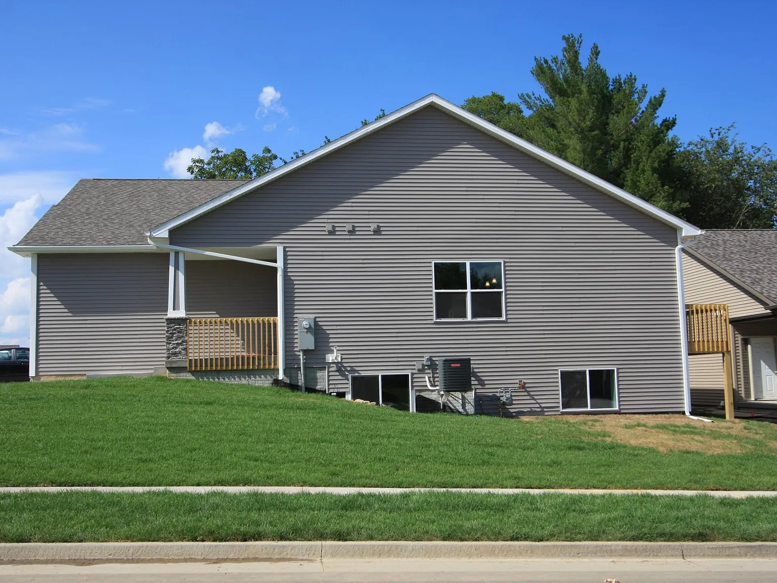 4 bed, 3.5 bath, 1750 sqft, $2,500 — Photo 2