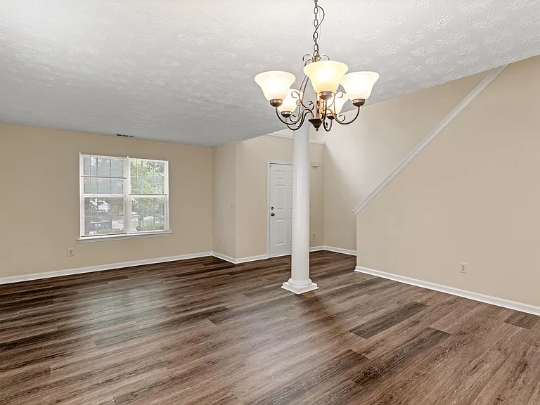 310 Sarasota Ln — Photo 6