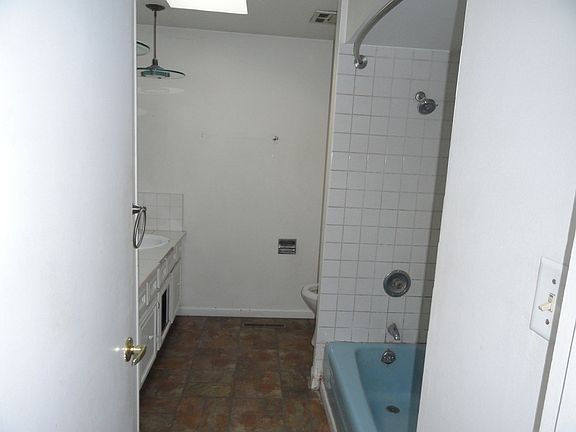 5th image of 6300 Victoria Dr