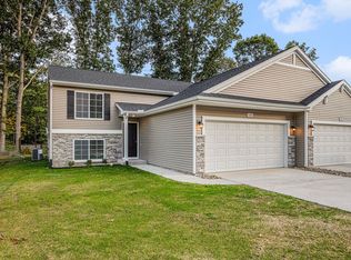5449 E Karen Ct, Stevensville, MI 49127