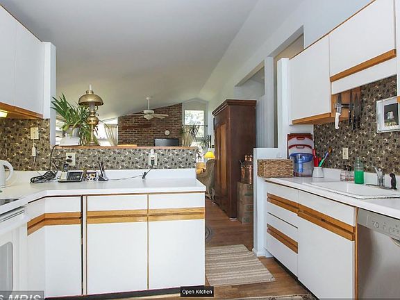 5th image of 10114 Edward Ave