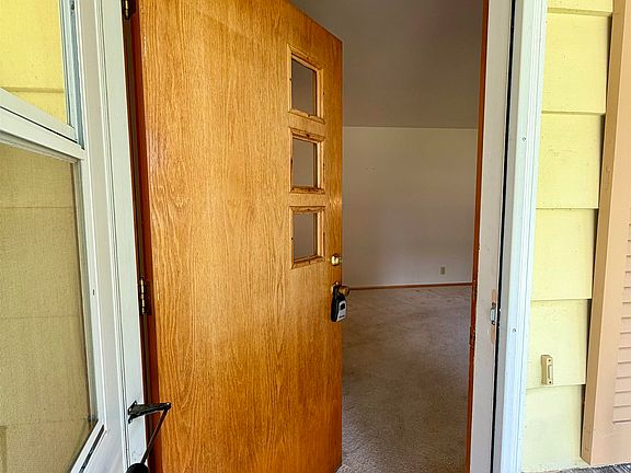 3rd image of 2122 N Hawthorne Park Dr