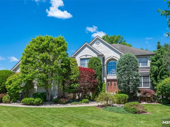 9 Ralph Dr, Fairfield, NJ 07004
