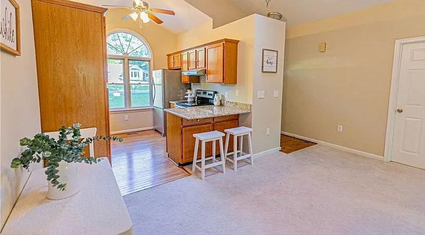 233 Washington Dr — Photo 3