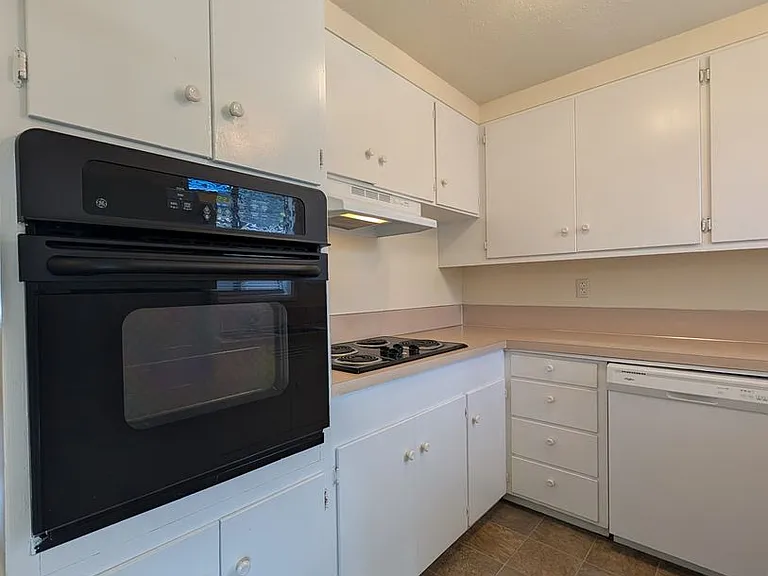 1180 E 32nd Ave — Photo 12