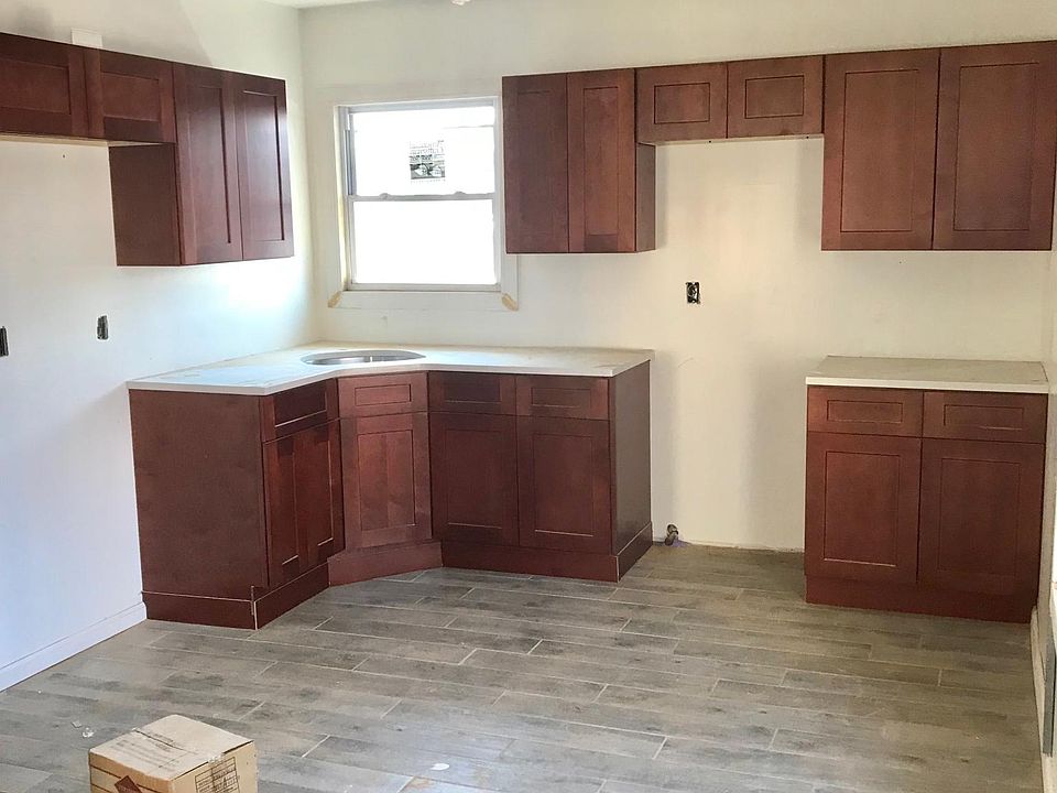 Brand new kitchen, woodlook porcelain tiles, granite counter