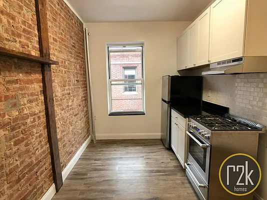 Rented by Realty 2000 Corp | media 6