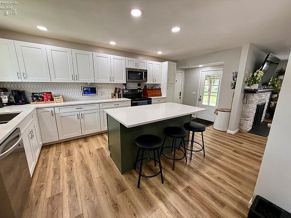 5th image of 58 Stoutenburg Dr