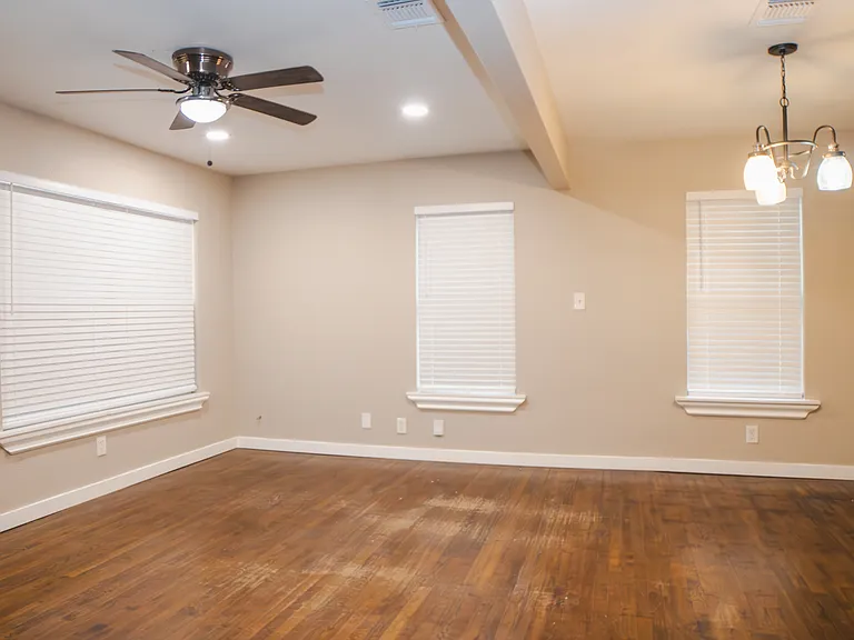 415 Riddle St — Photo 3