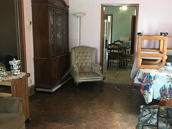 4th image of 4937 Northcote Ave