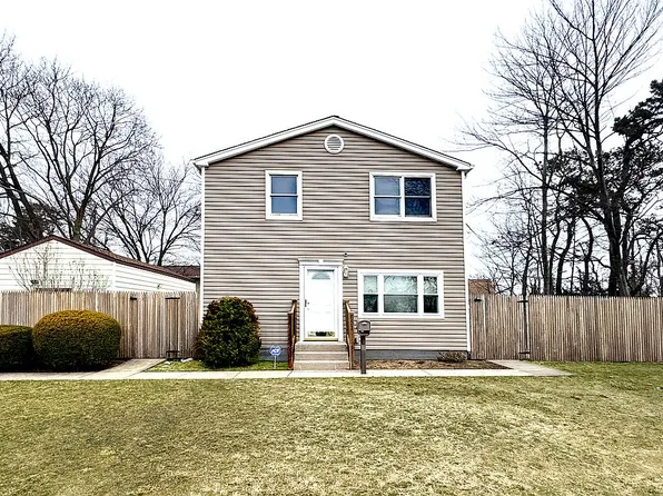 651 Windmill Ave, West Babylon, NY 11704