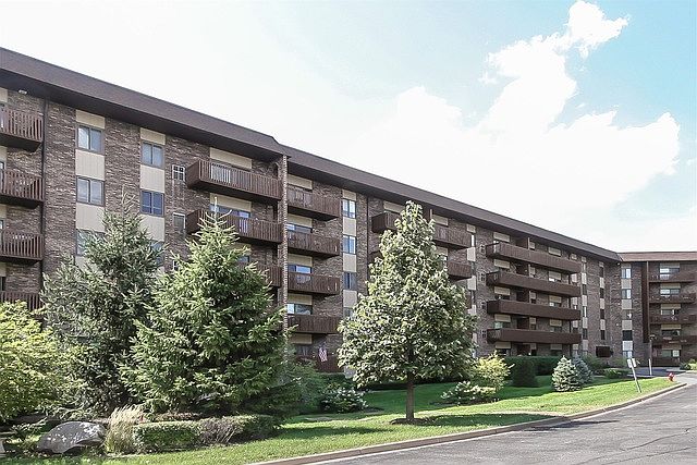 1st image of 120 Lakeview Dr APT 421