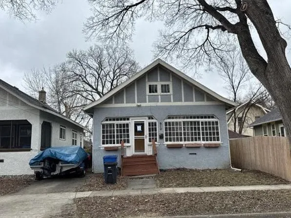 910 11th St S, Fargo, ND 58103