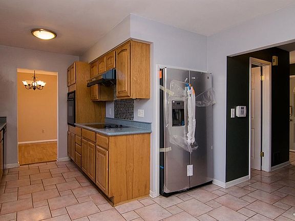 5th image of 2884 Hawks Rd