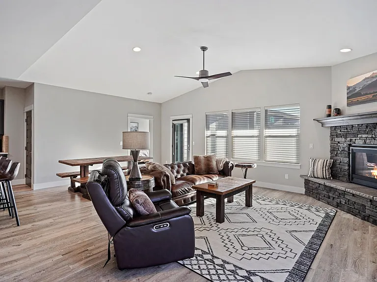 2247 NE Indigo Ln — Photo 18