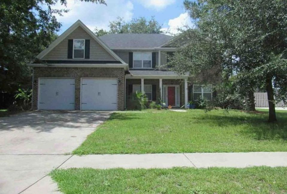 Exterior Neighborhood (street photo)