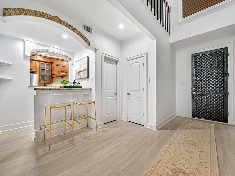 516 S Post Oak Ln #18 — Photo 8