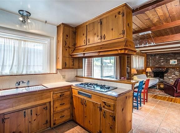 5th image of 22630 Clarendon St