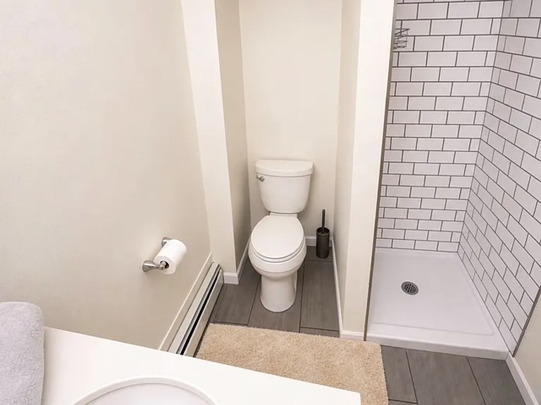 249 E Thompson St — Photo 15