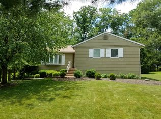 5 Country Club Ct, Livingston, NJ 07039