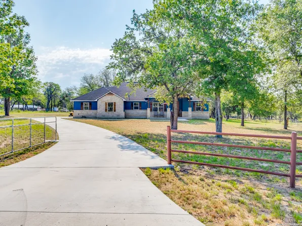 135 COUNTY ROAD 6874, Natalia, TX 78059