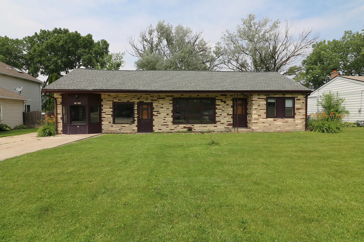 15W406 Lexington St photo 1