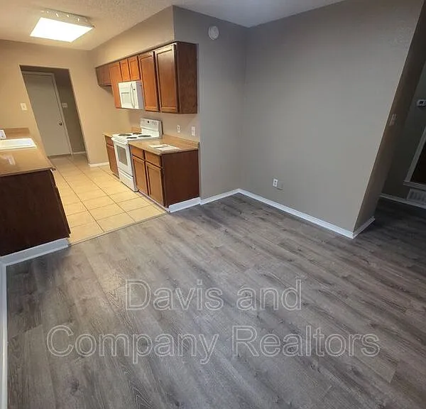 4422 Fairgate Dr — Photo 7