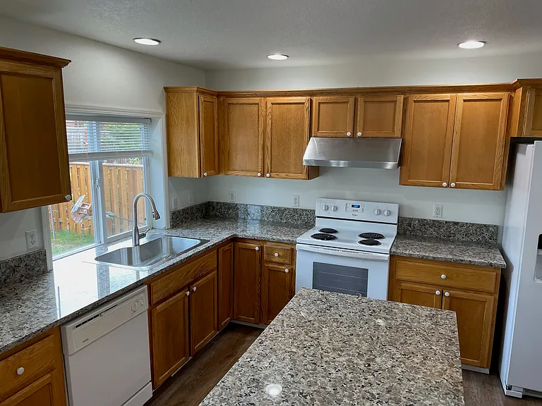 14977 SE Bradford Rd — Photo 2