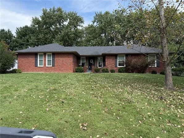 3515 Emerald Ln, Country Club, MO 64506