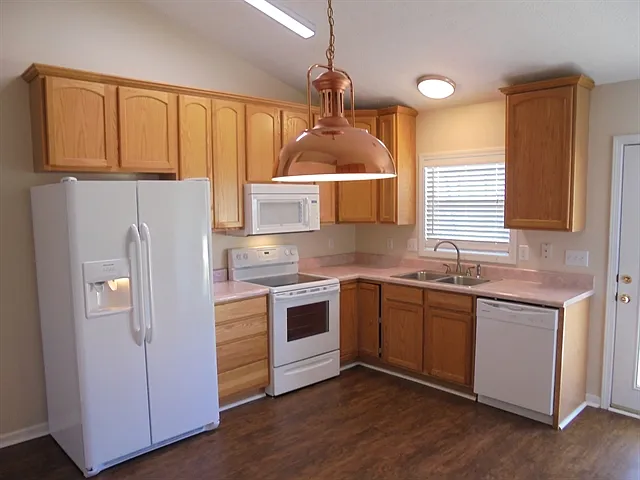 3 bed, 2.0 bath, 1452 sqft, $2,135 — Photo 2