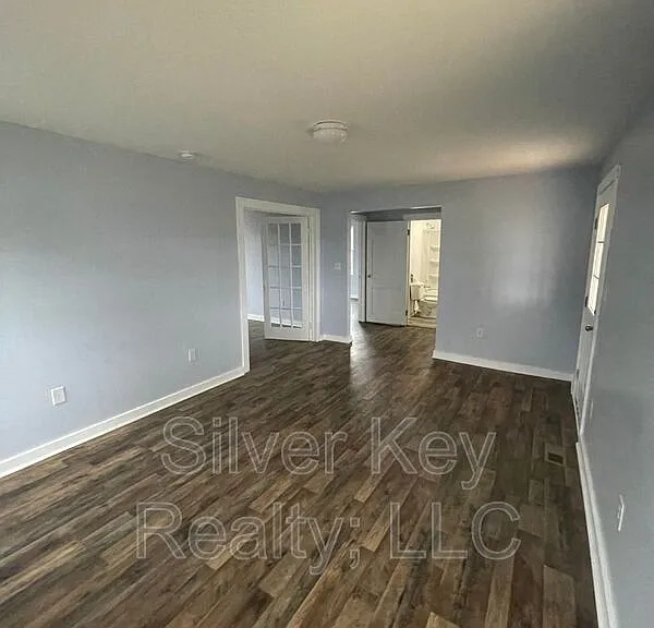 920 E Madison Ave — Photo 5