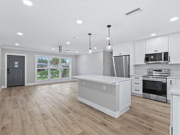 3rd image of 2775 NE 5TH Avenue