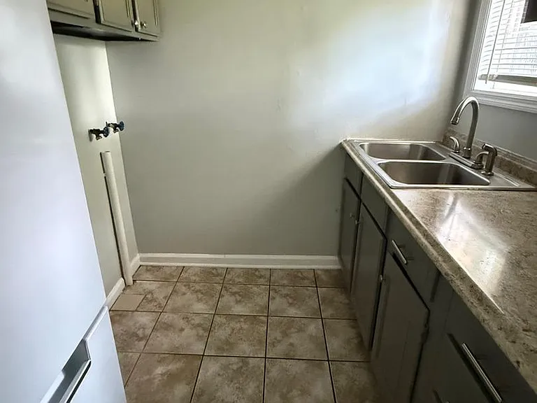 802 S Logan Ave — Photo 9