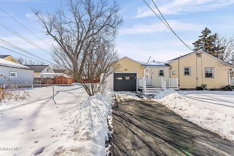 3rd image of 52 Lawnridge Avenue