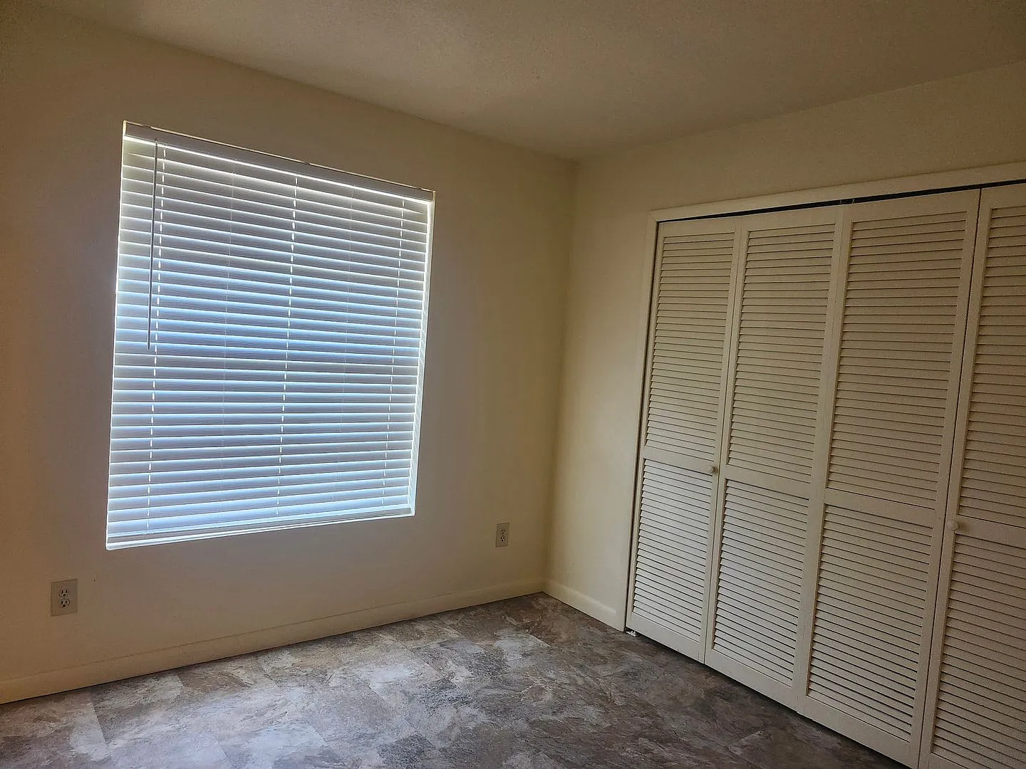 2 bed 1 bath San Carlos Park — Photo 4