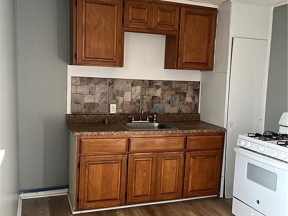 5th image of 503 Wolf St