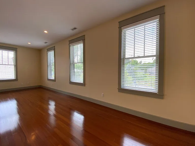 235 W Dodds St — Photo 8