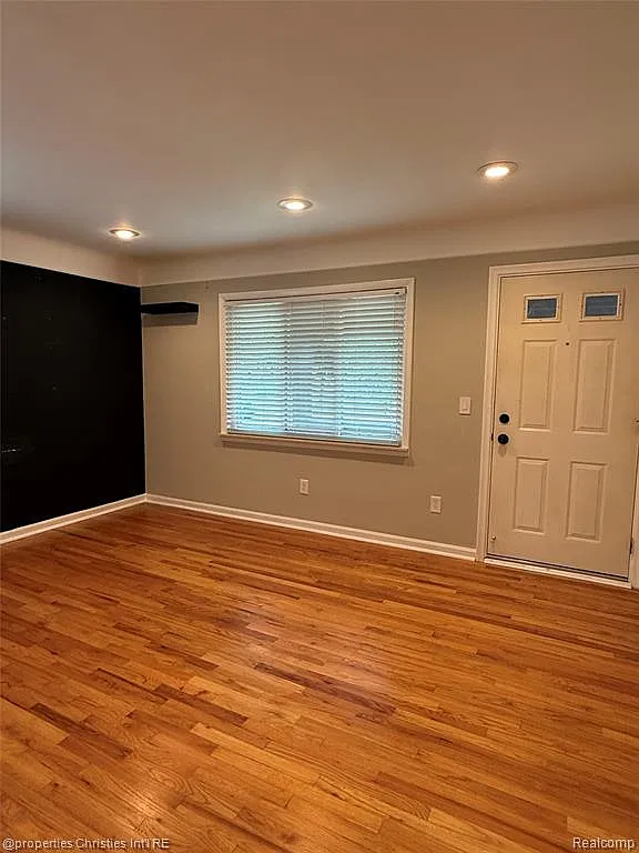 3 bed, 1.0 bath, 1545 sqft, $2,400 — Photo 3