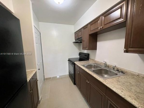 939 Magnolia Dr #L