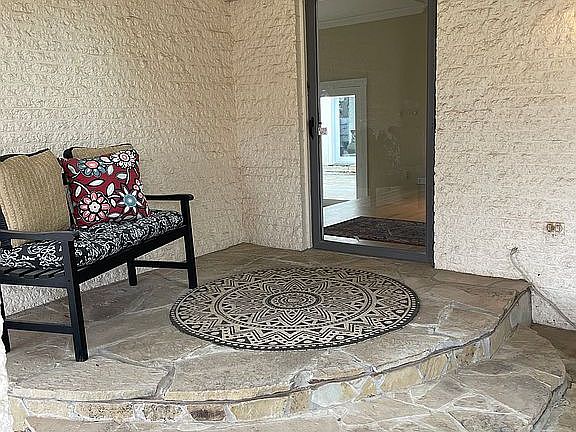 4th image of 3004 Thorn Ridge Rd