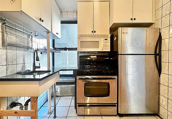 2nd image of 124 Mott St APT 21