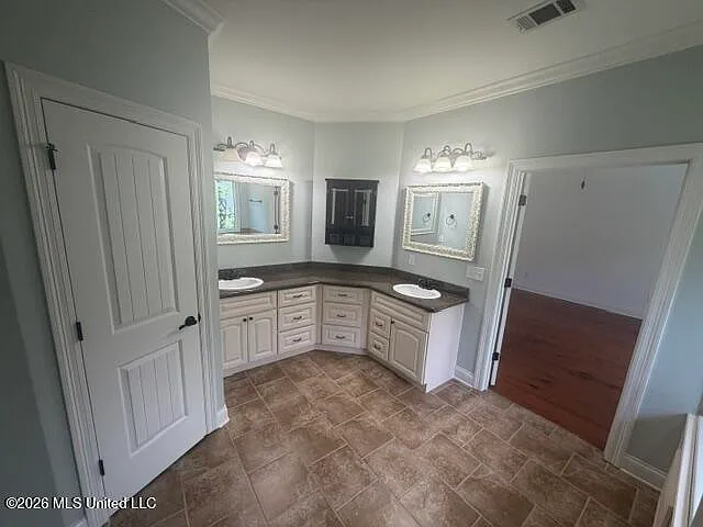 242 Huntington Holw — Photo 9