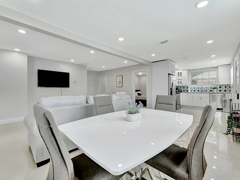 302 W Sligh Ave — Photo 2